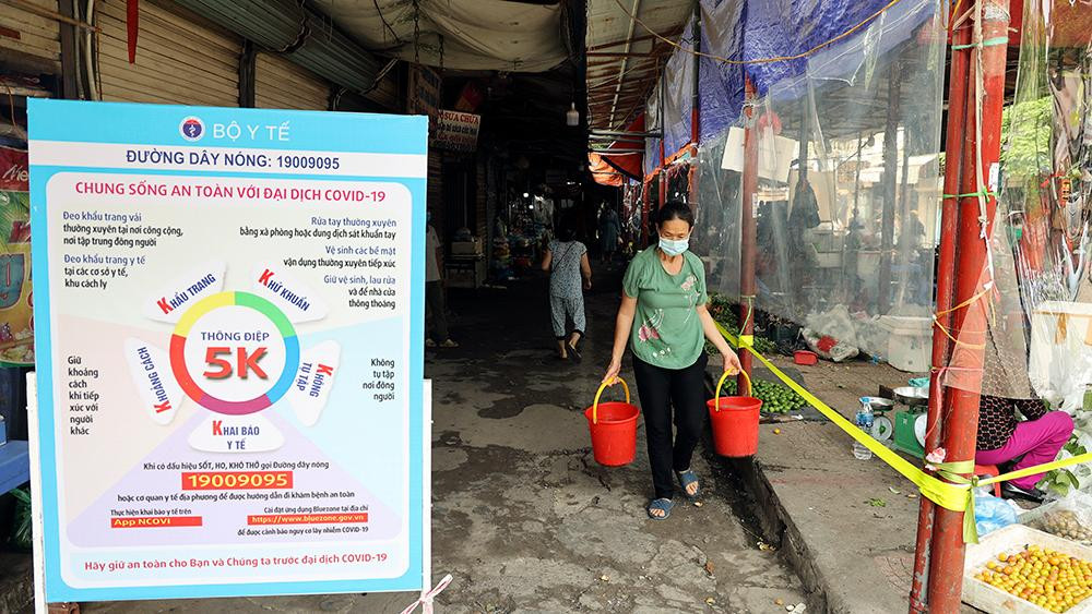 Không chỉ đảm bảo 5K, thường xuyên nhắc nhở cả tiểu thương và người dân giữ khoảng cách, sát khuẩn tay… chợ dân sinh Bách Khoa (phường Bách Khoa, quận Hai Bà Trưng, Hà Nội) còn có sáng kiến căng các tấm nilon để quây toàn bộ các quầy hàng tại chợ để hạn chế tiếp xúc khi mua bán.