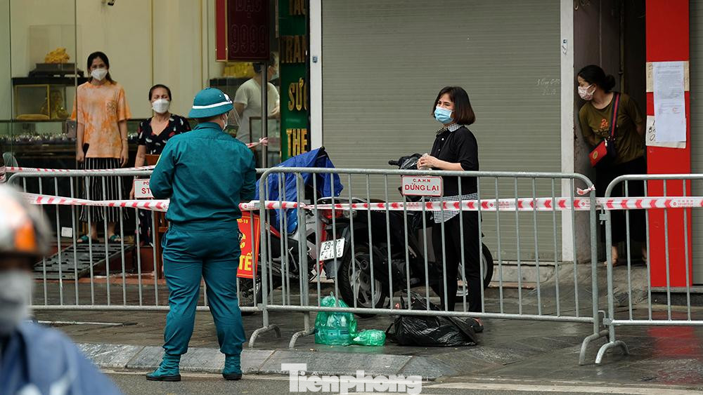 Nhận được thông tin, UBND quận Hai Bà Trưng nhanh chóng tiến hành phong tỏa tạm thời một đoạn phố từ ngã tư Trần Nhân Tông - Bùi Thị Xuân đến ngã tư Trần Nhân Tông - Triệu Việt Vương. Nhận được thông tin, UBND quận Hai Bà Trưng nhanh chóng tiến hành phong tỏa tạm thời một đoạn phố từ ngã tư Trần Nhân Tông - Bùi Thị Xuân đến ngã tư Trần Nhân Tông - Triệu Việt Vương.