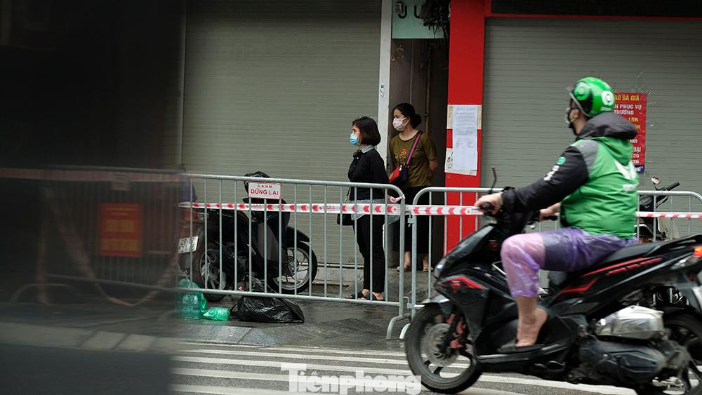 Bắt đầu từ thời điểm tạm thời bị phong tỏa, toàn bộ người dân sinh sống tại đây không được phép ra khỏi nơi cách ly y tế. Bắt đầu từ thời điểm tạm thời bị phong tỏa, toàn bộ người dân sinh sống tại đây không được phép ra khỏi nơi cách ly y tế.