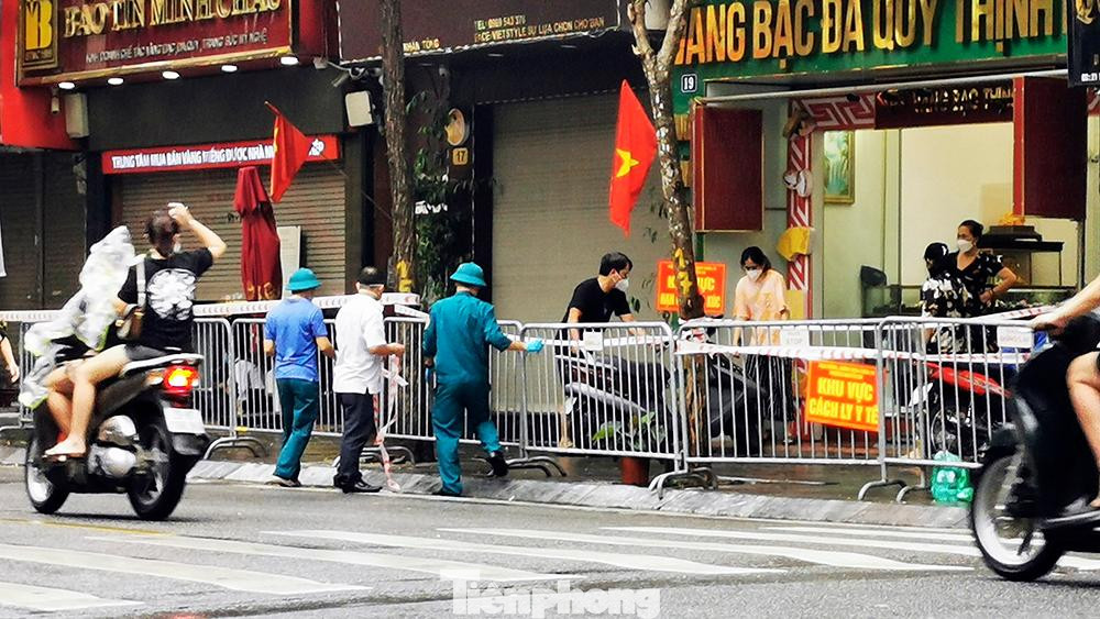 Lực lượng chức năng đang dựng hàng rào quây vỉa hè. Lực lượng chức năng đang dựng hàng rào quây vỉa hè.