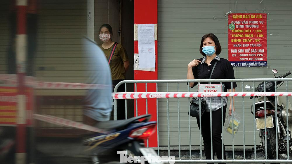 Bệnh nhân được xác định là L.T.T (nam, sinh năm 1973) địa chỉ tại 21 Trần Nhân Tông (quận Hai Bà Trưng). Người này được lấy mẫu ngày 23/9, kết quả xét nghiệm dương tính ngày 24/9. Bệnh nhân được xác định là L.T.T (nam, sinh năm 1973) địa chỉ tại 21 Trần Nhân Tông (quận Hai Bà Trưng). Người này được lấy mẫu ngày 23/9, kết quả xét nghiệm dương tính ngày 24/9.