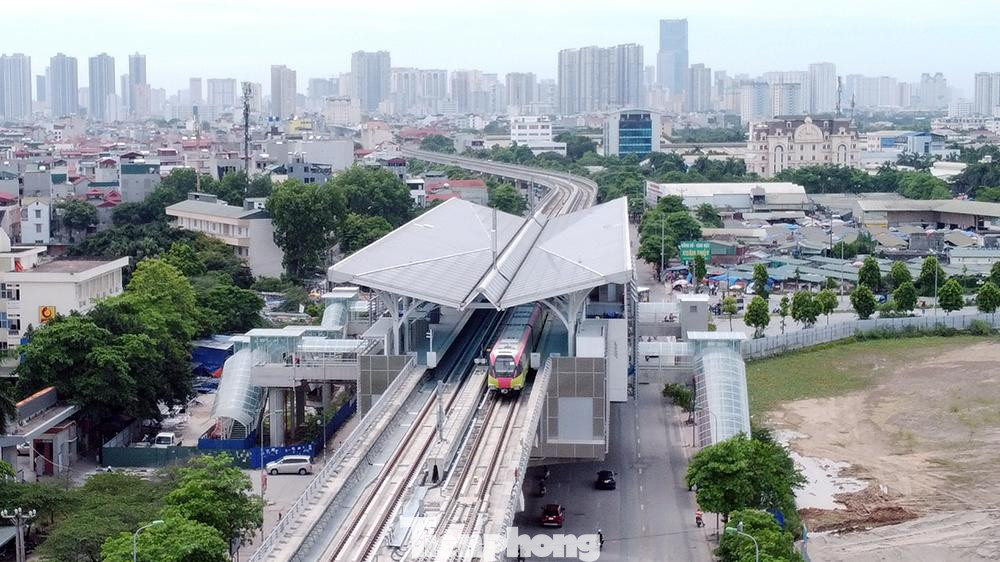 Được khởi công từ tháng 9/2010, công trình này dự kiến hoàn thành và khai thác đoạn trên cao vào cuối năm 2021, đoạn ga ngầm vào cuối năm 2022.