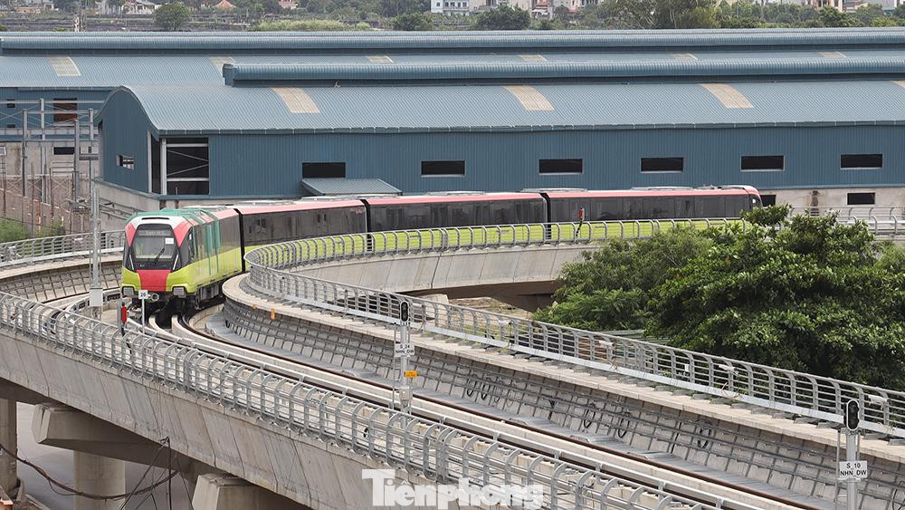Tuyến đường chạy thử kéo dài 8,5 km kết nối từ Depot Nhổn đến ga S8 (Cầu Giấy). Theo MRB, hiện dự án Metro Nhổn - ga Hà Nội đã vận chuyển thành công 6/10 đoàn tàu về khu Depot - Nhổn.