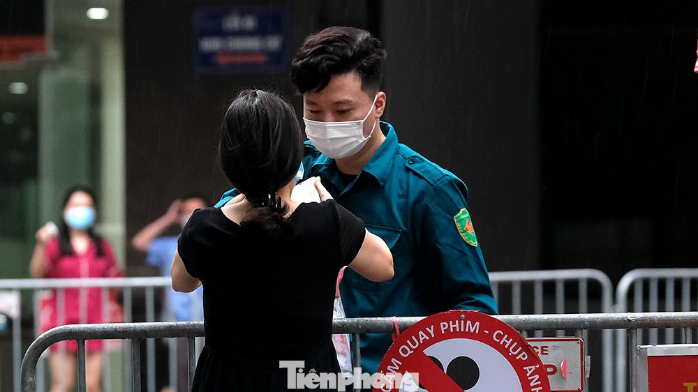 Nhiều người dân nhờ lực lượng chứ năng vận chuyển đồ tiếp tế cho người thân trong khu vực bị phong tỏa.