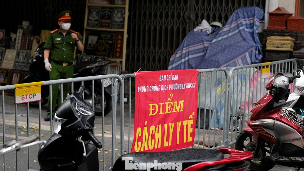 Tất cả cửa hàng đã được yêu cầu ngừng kinh doanh, người dân không được phép ra khỏi nhà cho tới khi nhận được thông báo mới.