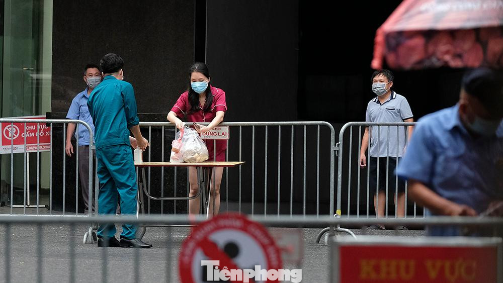 Tính đến trưa 18/7, Hà Nội ghi nhận 594 ca nhiễm COVID-19 trong đợt dịch thứ tư. Thành phố đã dừng hầu hết hoạt động, khuyến cáo người dân hạn chế ra ngoài, lập các chốt kiểm soát tại tuyến đường cửa ngõ.