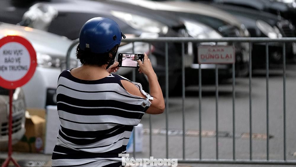 Bệnh nhân P.X.T (nam, SN 1986, địa chỉ 912 chung cư 93 Lò Đúc, Phạm Đình Hổ, Hai Bà Trưng), là con của bệnh nhân N.T.P (132 Bùi Thị Xuân), lấy mẫu ngày 17/7 để xét nghiệm, kết quả dương tính.