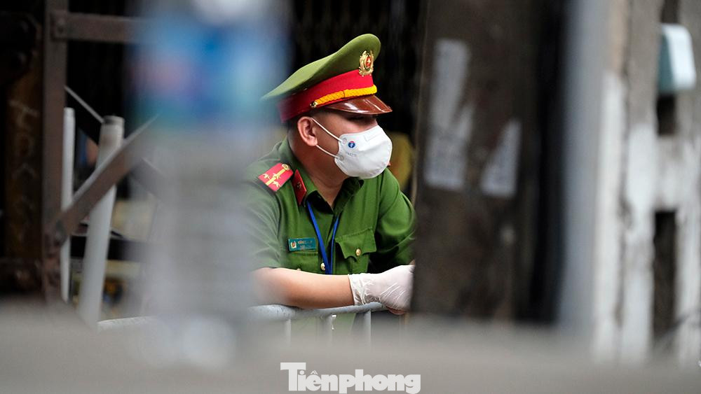 Từ tối 17/7, nhà chức trách đã phong tỏa cửa hàng trang sức, nơi ca F0 làm việc.