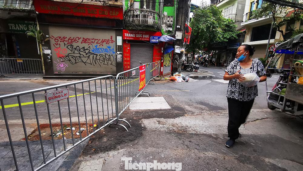 Con phố vốn đã vắng vẻ do không có khách thời dịch bệnh, nay càng trở nên im lìm.