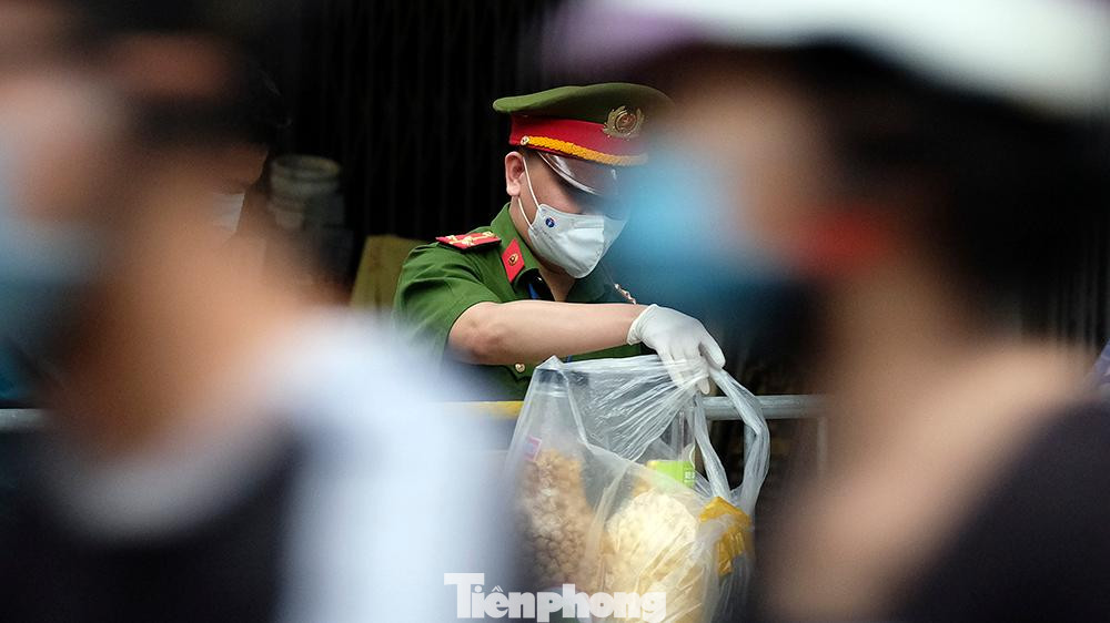 Trong thời gian phong toả, chờ thông báo mới, thì người dân ở đây sẽ được phường Lý Thái Tổ hỗ trợ mỳ tôm, trứng và một số nhu yếu phẩm thiết yếu.