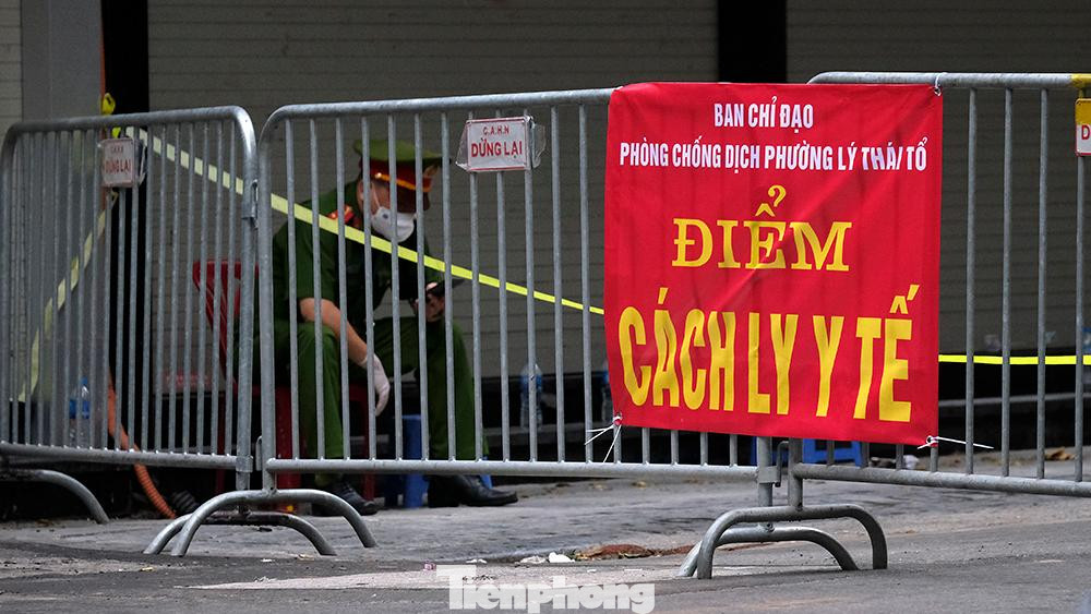 Lực lượng y tế, công an và dân phòng phường Lý Thái Tổ hiện vẫn đang trực tại đoạn phố Hàng Mắm nói trên.