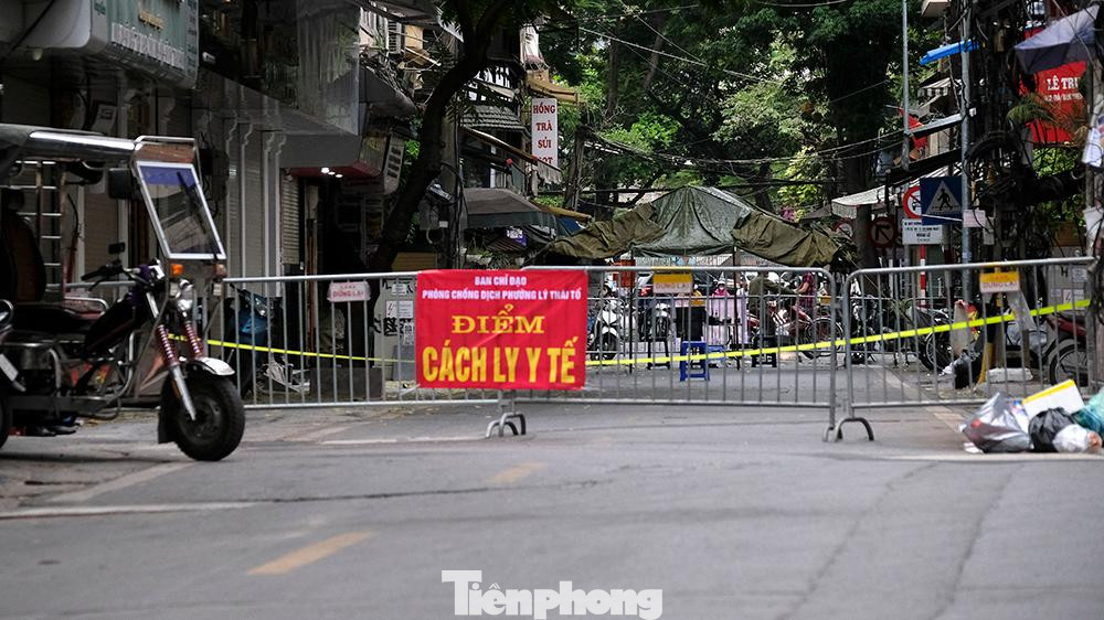 Trưa 18/7, lực lượng chức năng phường Lý Thái Tổ (Hoàn Kiếm, Hà Nội) đã dựng hàng rào phong tỏa một đoạn phố từ ngã ba Hàng Bạc - Hàng Mắm đến ngã tư Hàng Mắm - Nguyễn Hữu Huân.