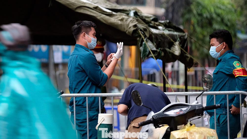 Đồng thời, Trung tâm Y tế đã lập lều dã chiến ngay giữa phố Hàng Mắm, tiến hành lấy mẫu xét nghiệm cho người dân khu vực có liên quan đến các ca bệnh trên.