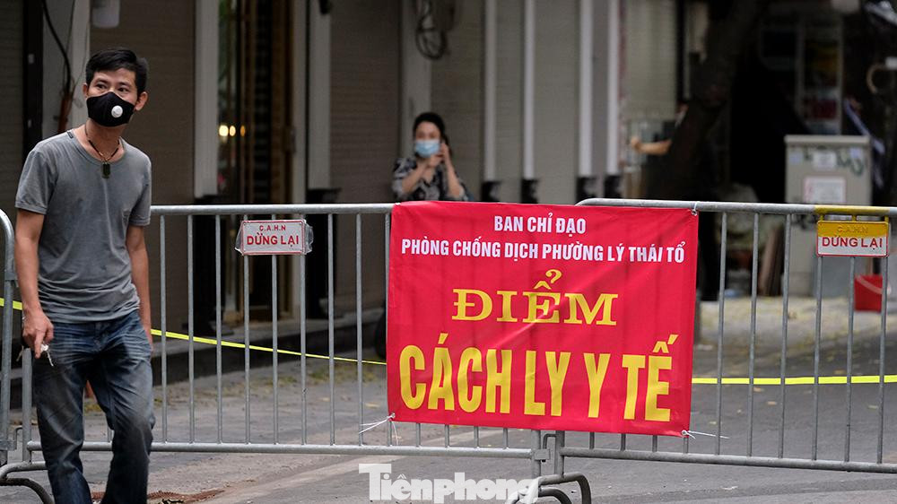 Nhiều người dân tỏ ra hoang mang trước tình trạng "nội bất xuất, ngoại bất nhập" của đoạn phố cổ vốn dĩ rất tấp nập, đông người qua lại này.