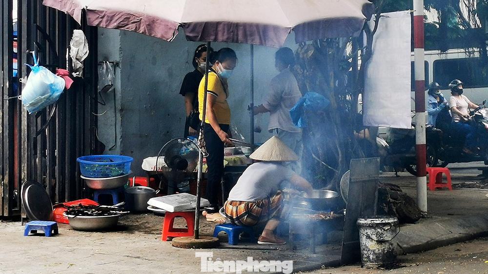 Một hàng bún chả vỉa hè trên phố Nguyễn Khắc Nhu (Ba Đình) bắt đầu nghi ngút khói quạt chả.