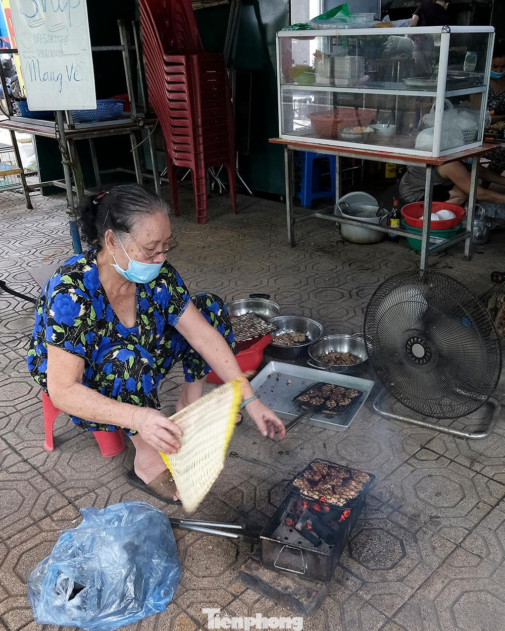 Hà Nội yêu cầu các cơ sở kinh doanh, dịch vụ hoạt động theo sự quản lý, giám sát, kiểm tra của chính quyền địa phương. Thực hiện đầy đủ các biện pháp phòng chống dịch theo quy định, yêu cầu khai báo y tế bắt buộc với nhân viên, thực hiện 5K.