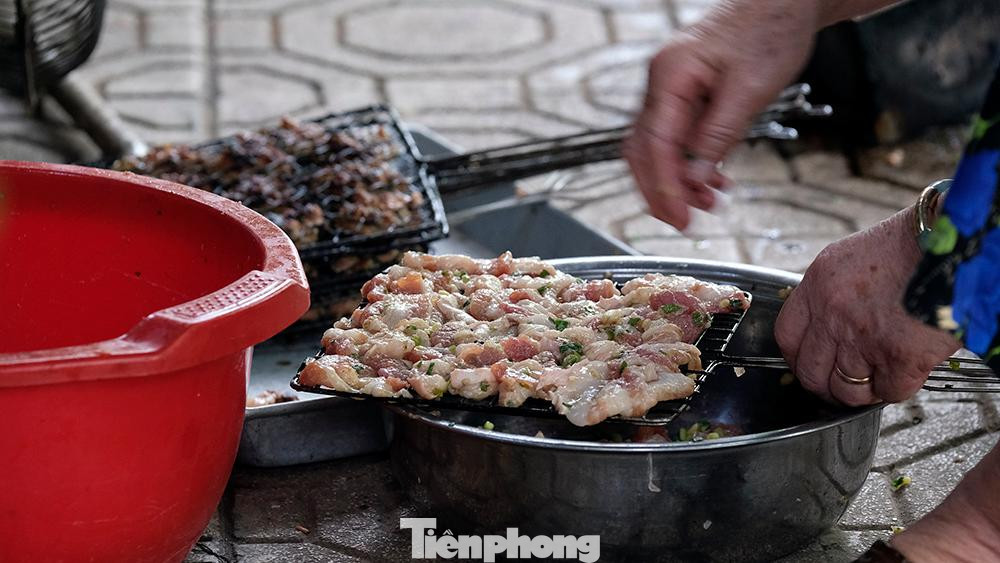 Cũng như quét mã QR Code bắt buộc với khách đến mua hàng, thường xuyên vệ sinh, khử khuẩn tại cơ sở; hạn chế tối đa tiếp xúc trực tiếp. Chủ các cơ sở kinh doanh, dịch vụ phải cam kết và chịu trách nhiệm thực hiện nghiêm các biện pháp phòng, chống dịch COVID-19 theo quy định.