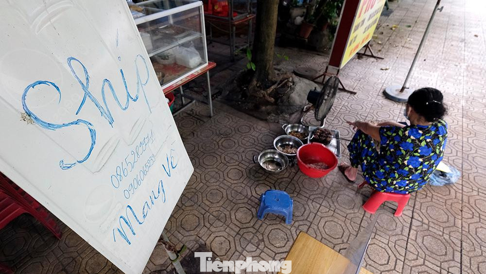 Theo ghi nhận của phóng viên Báo Tiền Phong, khoảng 11 giờ trưa nay, nhiều hàng quán đã đỏ lửa để chuẩn bị các món ăn phục vụ thực khách mua mang về.