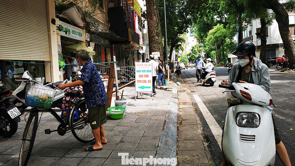 Đợt dịch thứ 4 tính từ ngày 27/4 đến trưa 15/9, Hà Nội ghi nhận tổng 3.856 ca COVID-19, trong đó 1.596 ca ngoài cộng đồng và 2.260 người đã được cách ly. Thành phố hiện có 7 chùm ca bệnh, 97 điểm phong tỏa. Về tiêm chủng, từ 18 giờ ngày 14/9 đến 12 giờ trưa 15/9, Hà Nội đã tiêm được 92.765 mũi vaccine COVID-19. Cộng dồn qua 16 đợt tiêm chủng, toàn thành phố đã tiêm được 5.054.473 mũi, sử dụng 4.616.062/5.359.676 liều vaccine được cấp, đạt tiến độ 86,1% trên tổng số vaccine được cấp.