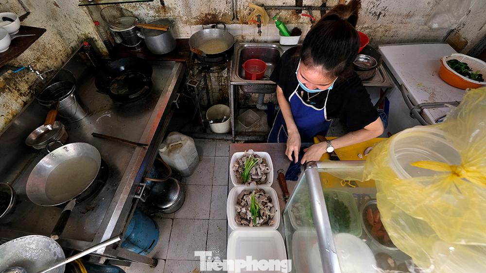 Theo thống kê của CDC Hà Nội, từ ngày 6 đến ngày 15/9 có 19 quận, huyện không ghi nhận ca mắc COVID-19 cộng đồng. Tại các địa phương này, các cửa hàng ăn uống sẽ được bán hàng cho khách mang về kể từ 12h ngày hôm nay (16/9).