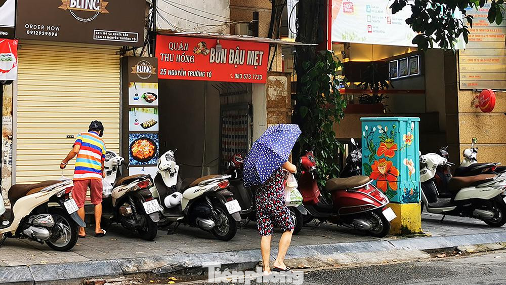 Một hàng bún đậu trên phố Nguyễn Trường Tộ mở cửa đón khách đến mua mang về vào trưa nay.