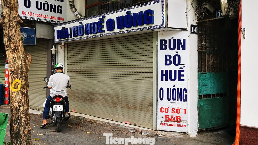 Nhiều cửa hàng ăn uống vẫn trong tình trạng cửa đóng then cài.