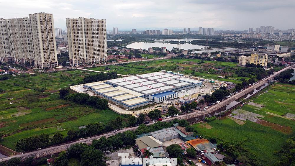Sau hơn 1 tháng khẩn trương xây dựng, Bệnh viện dã chiến Hoàng Mai với quy mô 500 giường tại Hà Nội đang trong những ngày nước rút để hoàn thiện kịp tiến độ đề ra.