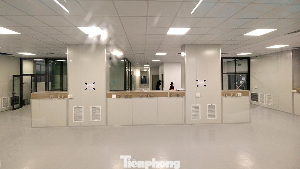 Khu vực sảnh chính, quầy lễ tân tiếp đón bệnh nhân của bệnh viện đã hoàn tất.