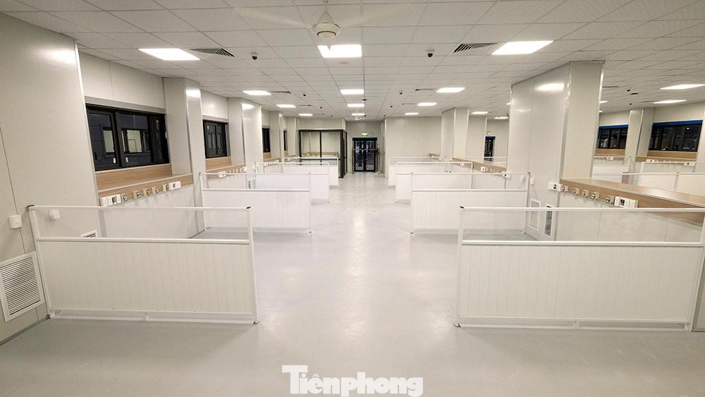 Hơn 400 giường bệnh tiêu chuẩn đã được lắp đặt, đảm bảo các yêu cầu khắt khe theo quy định. Đặc biệt, thiết kế bệnh viện bảo đảm yêu cầu cao nhất là tránh lây nhiễm, không khí chỉ được lưu thông theo một chiều.