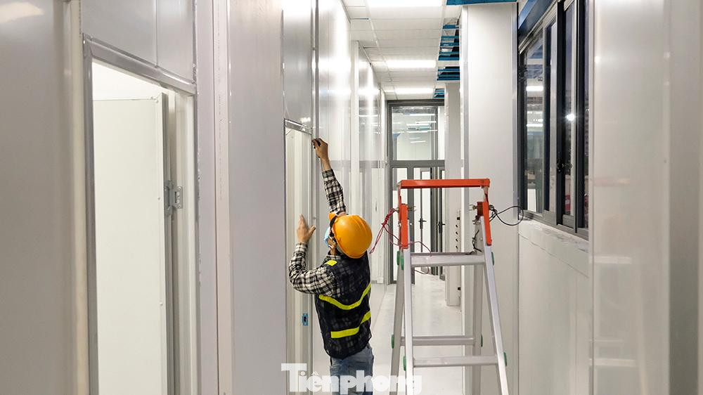 Lắp đặt các thiết bị cuối cùng tại các khu phòng bệnh.