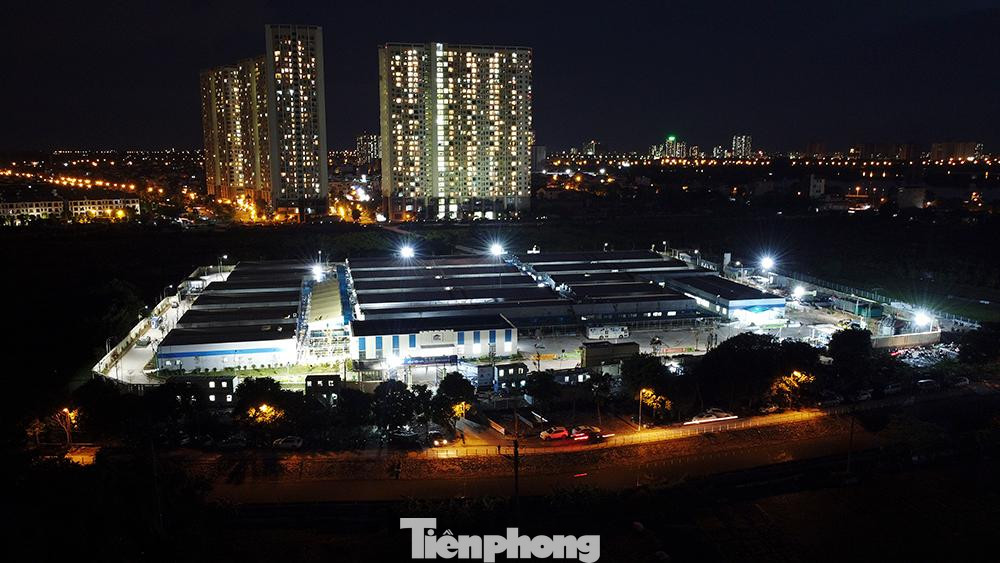 Toàn cảnh bệnh viện dã chiến Hoàng Mai (quận Hoàng Mai, Hà Nội) khi đêm xuống.