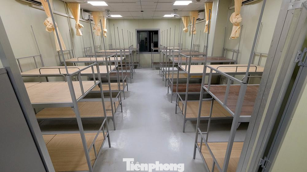 Ngoài ra, bệnh viện còn có khu đệm gồm 69 nhà tắm khử khuẩn và nhiều không gian xanh. Khu nghỉ ngơi cho đội ngũ y, bác sĩ làm việc tại bệnh viện.