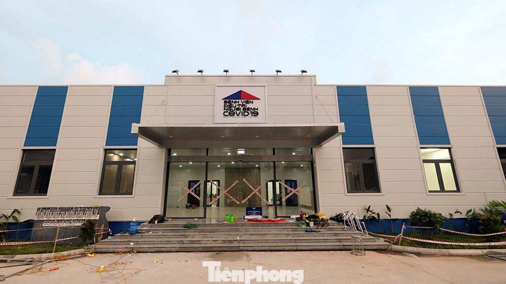 Theo ghi nhận của phóng viên Báo Tiền Phong trong ngày hôm nay, công trình đã được lắp đặt tương đối đầy đủ trang thiết bị như: Hệ thống vách ngăn chia buồng bệnh, hệ thống cung cấp ôxy, camera theo dõi và nhiều loại máy móc hiện đại phục công tác điều trị cho bệnh nhân nặng.