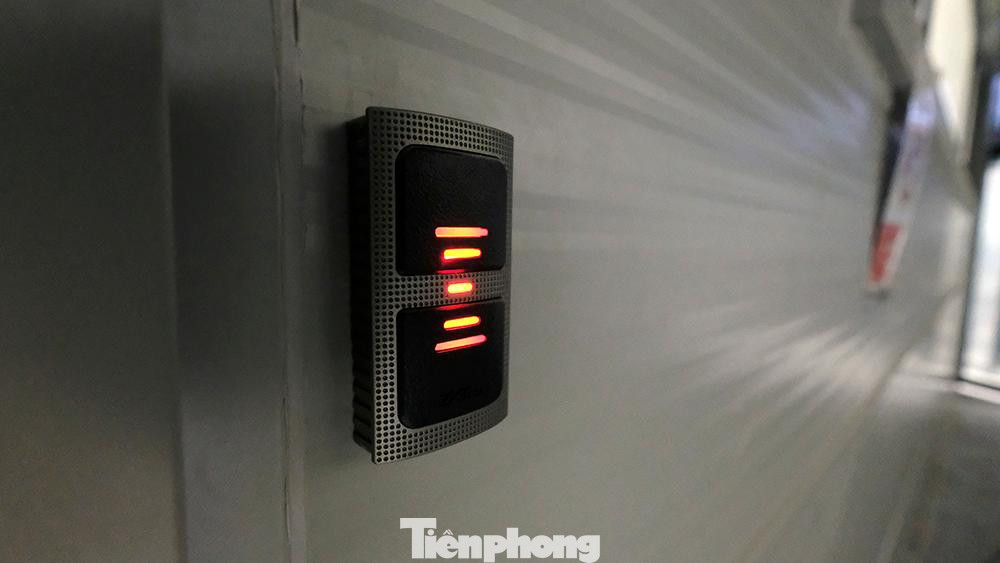 Ngoài ra, bệnh viện còn có khu đệm gồm 69 nhà tắm khử khuẩn và nhiều không gian xanh. Khu nghỉ ngơi cho đội ngũ y, bác sĩ làm việc tại bệnh viện. Trạm cung cấp oxy phục vụ bệnh nhân nặng khi điều trị COVID-19. Dự án này sẽ được bàn giao lại cho Bệnh viện Đại học y điều hành từ đầu tháng 9. Khi đi vào hoạt động, bệnh viện Đại học y sẽ phối hợp với bệnh viện Bệnh nhiệt đới Trung Ương điều trị các ca bệnh nặng, nguy kịch tại Hà Nội và các tỉnh phía Bắc. Toàn cảnh bệnh viện dã chiến Hoàng Mai (quận Hoàng Mai, Hà Nội) khi đêm xuống.