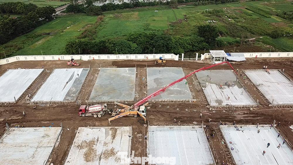 Theo ghi nhận của phóng viên, hiện tại, nhìn từ trên cao, phần móng của công trình đã hoàn thành khoảng 3/4 so với bản vẽ thiết kế, hơn 400 công nhân tại công trường đang làm việc 24/24, gấp rút để công trình đạt tiến độ.