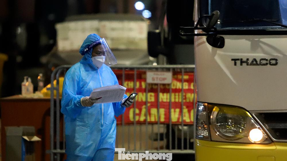 Trước đó (ngày 24/8), ngay sau khi ghi nhận các ca mắc COVID-19 mới trên địa bàn, quận Thanh Xuân đã ra quyết định thành lập khu vực cách ly y tế tạm thời ngõ 328 và từ số nhà 2B đến hết ngõ 330 đường Nguyễn Trãi.