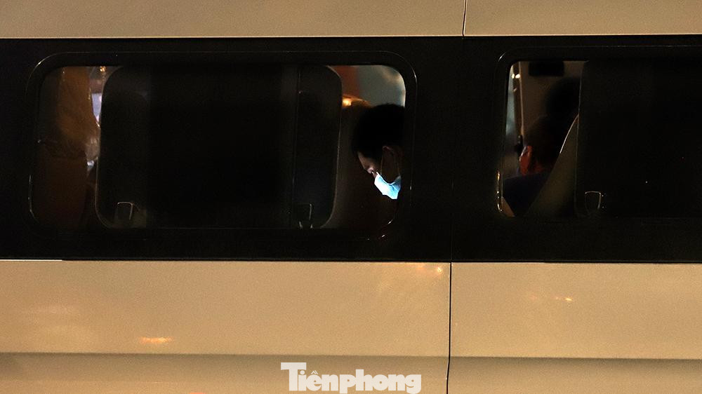 Sau khi những F1 được đưa lên xe để chuẩn bị đến khu cách ly thì nhân viên y tế sẽ lên kiểm tra lần cuối danh sách F1. Ngoài ra, nhân viên y tế liên lạc với các trường hợp F1 và dặn dò bệnh nhân nhớ mang theo đồ dùng cá nhân cần thiết và chỉ đi một mình.