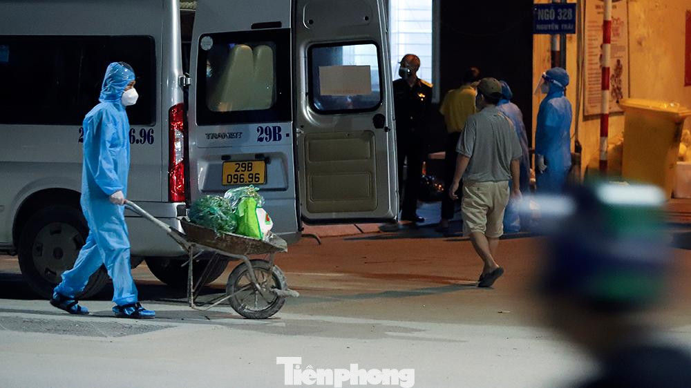 Cũng trong buổi tối hôm nay (26/8), rất nhiều lương thực, thực phẩm được đưa vào cho người dân bên trong khu vực cách ly. Còn những con ngõ nhỏ thì lực lượng chức năng sử dụng xe đẩy để có thể đi vào sâu, phân phát kịp thời lương thực cho người dân. Chăm lo đời sống người dân vùng phong tỏa...