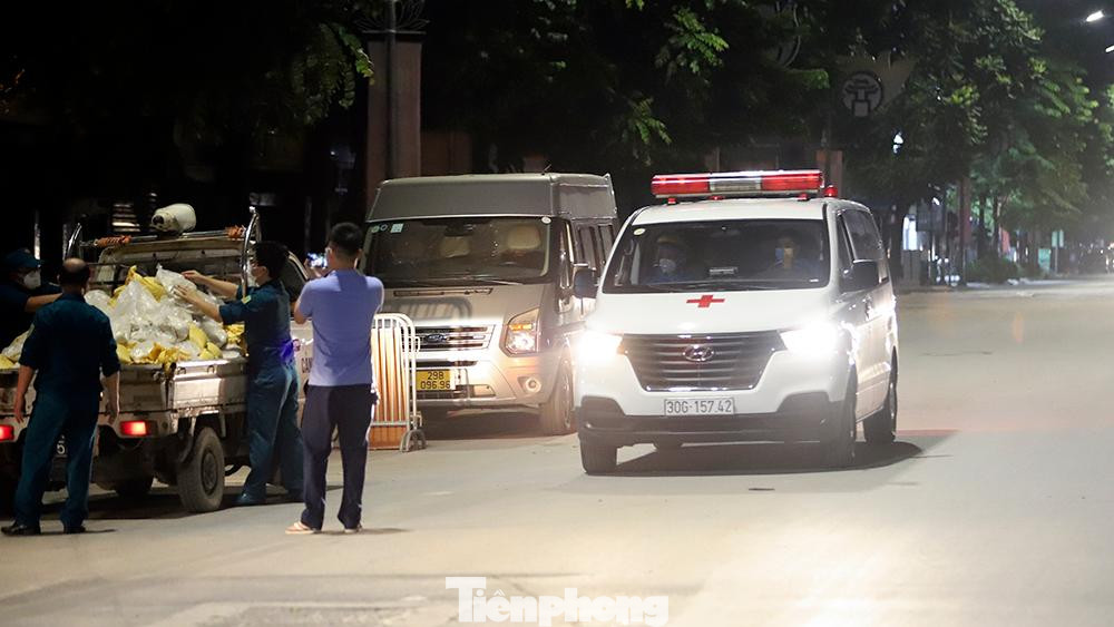 Trong ngày hôm nay (26/8), trên địa bàn quận Thanh Xuân ghi nhận 38 ca mắc COVID-19, trong đó phường Thanh Xuân Trung có 37 ca, trước đó đều là F1 và 1 người sống trong khu vực phong tỏa ở phường Nhân Chính (quận Thanh Xuân, Hà Nội).