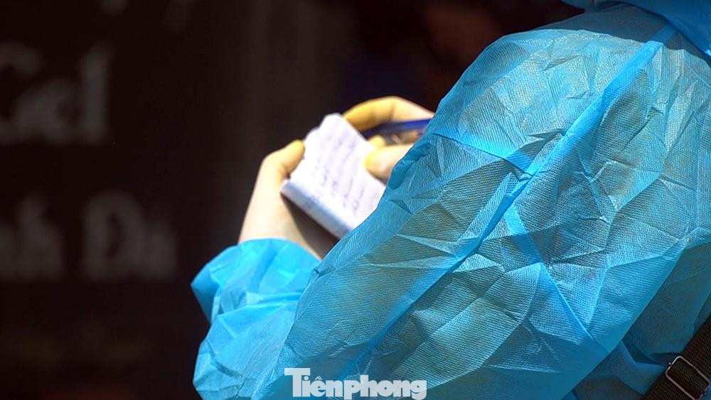 Các thành viên trong tổ công tác thiện nguyện lập danh sách những hộ dân ảnh hưởng bởi dịch bệnh để cung ứng hàng hoá cũng như đồ ăn, thức uống.