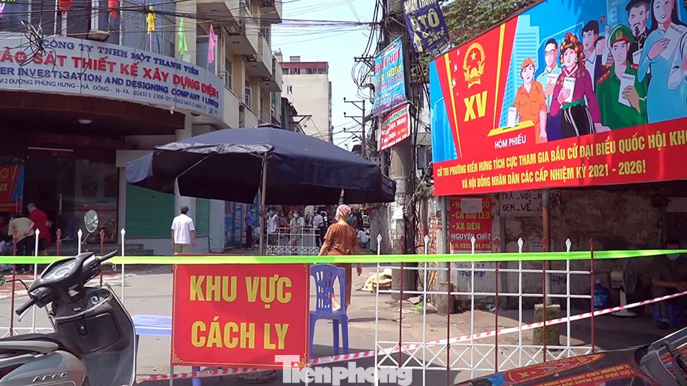 Hàng rào cứng cùng biển "khu vực cách ly" xuất hiện dày đặc khu vực đối diện Bệnh viện K Tân Triều.