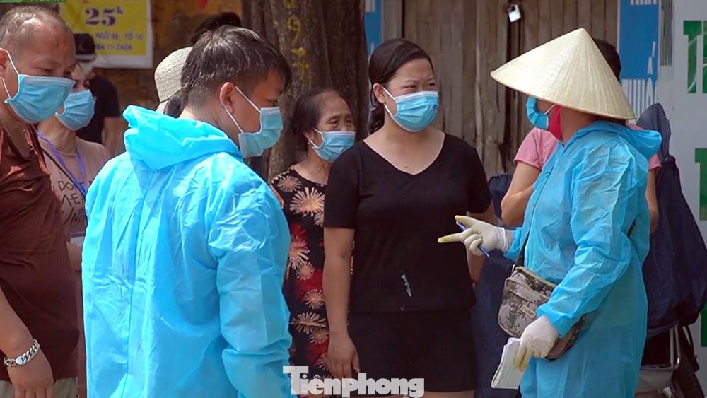 Cơ quan chức năng địa phương cùng nhiều tổ chức thiện nguyện đã có mặt từ rất sớm để cung cấp nhu yếu phẩm cần thiết phục vụ người dân trong các khu phong tỏa.