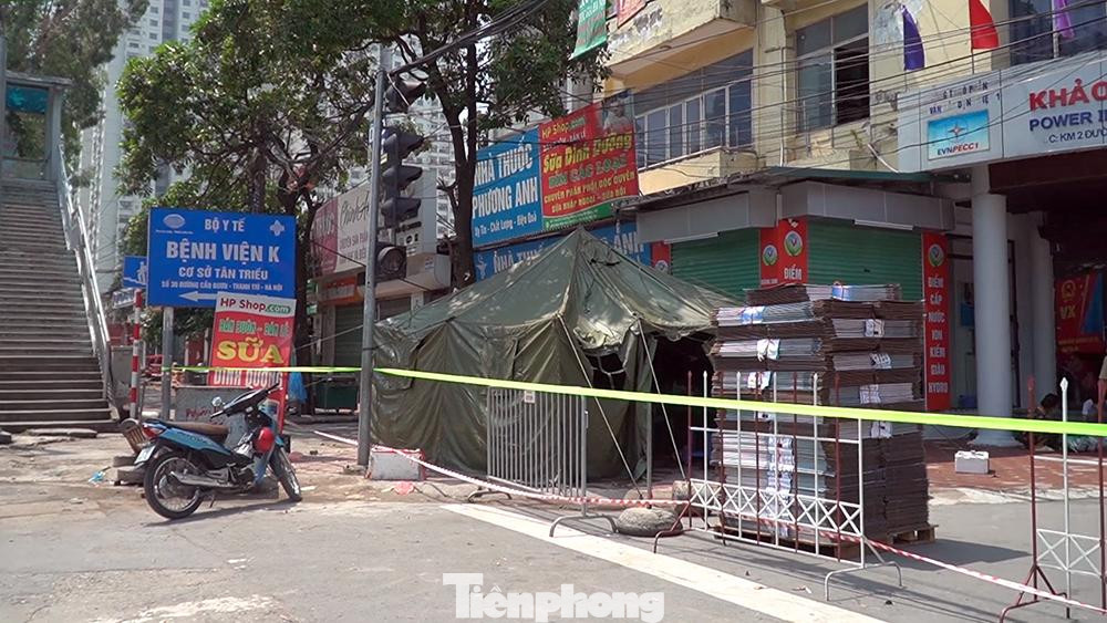 Toàn bộ các lối vào của khu dân cư đều được rào chắn theo tinh thần "nội bất xuất, ngoại bất nhập" để phòng sự lây lan của dịch bệnh.