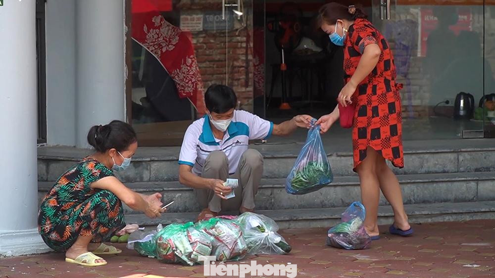 Nhiều hộ dân ở đây sử dụng dịch vụ vận chuyển thức ăn do không thể ra khỏi khu vực phong toả.
