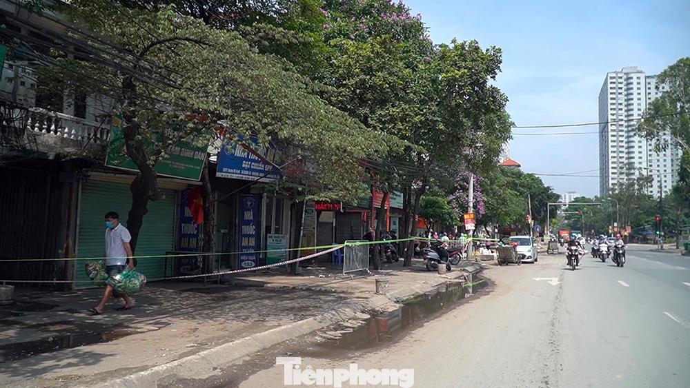 Để kiểm soát dịch bệnh nhằm hạn chế thấp nhất dịch lây lan ra cộng đồng, UBND quận Hà Đông yêu cầu UBND phường Kiến Hưng thiết lập tạm thời phong tỏa khu vực có các hội gia đình cho thuê trọ tại tổ 14, 15 để quản lý những người liên quan đến bệnh viện K cơ sở Tân Triều. Chỉ đạo các lực lượng lập chốt canh gác 24/24 giờ, không cho bất kỳ người dân nào ra khỏi khu vực quản lý. Trước đó, tại bệnh viện K đã phát hiện các ca lây mắc COVID-19 cộng đồng.