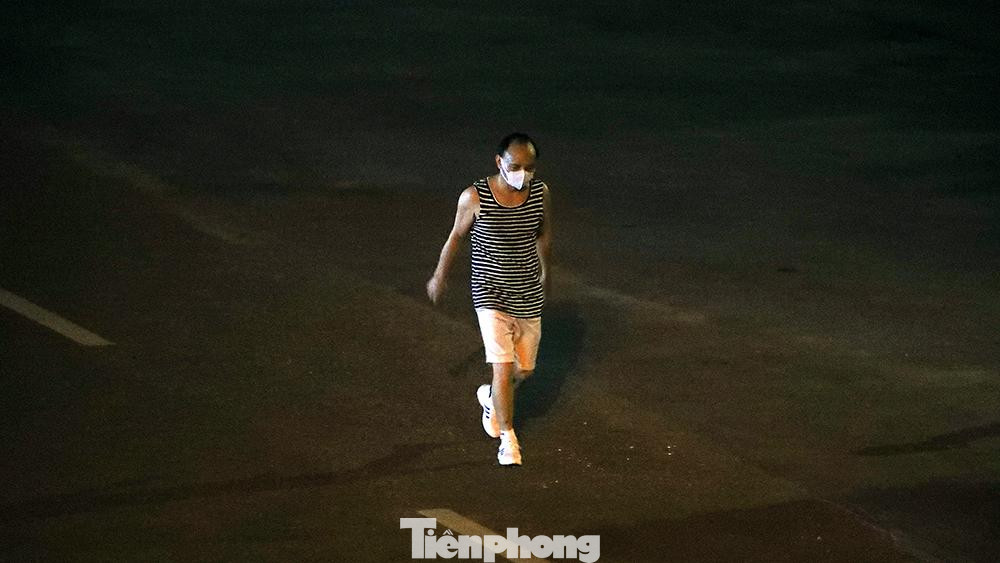 Nhiều người dân vẫn tìm cách "luồn lách" để được ra đường tập thể dục.