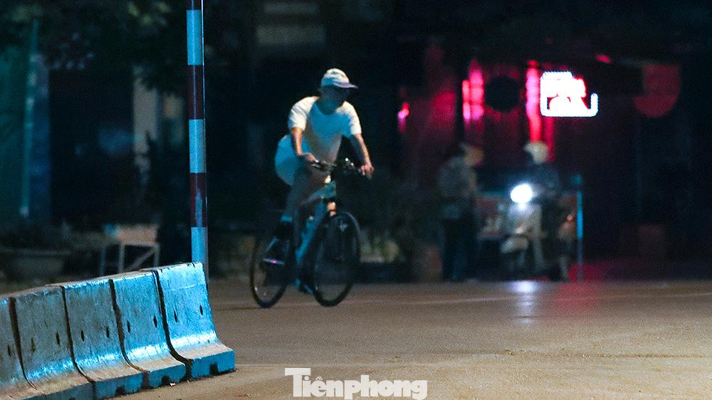 Một số người dân khác lại đạp xe thể dục trong đêm.