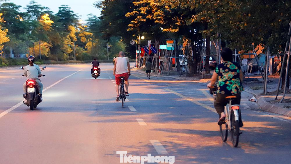 Nhiều người đạp xe trên trục đường Võ Chí Công lúc 5 giờ sáng.
