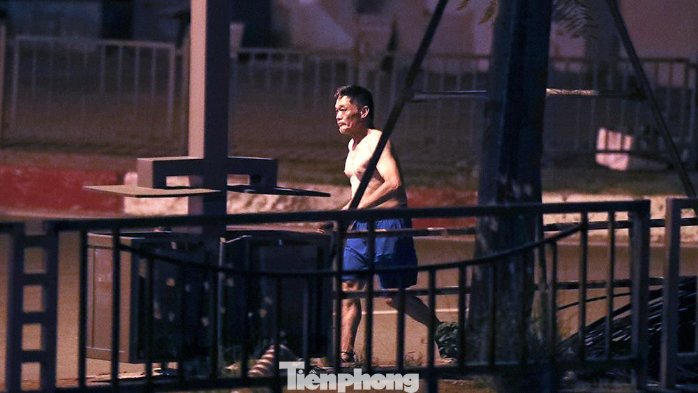 Từ khoảng 3 đến 4 giờ sáng, một số tuyến đường ở Hà Nội xuất hiện người dân ra đường tập thể dục. Thậm chí có người còn không đeo khẩu trang.