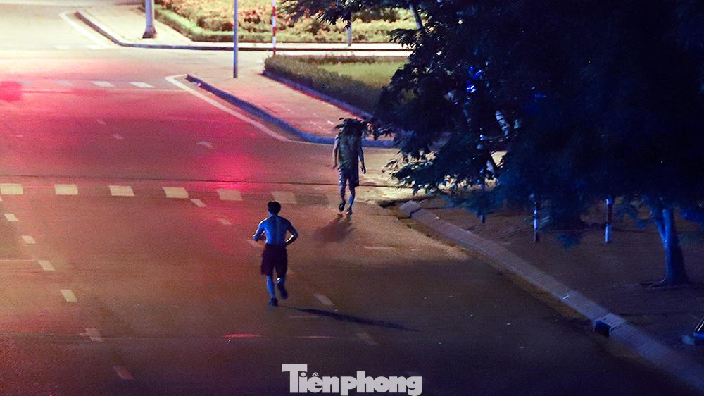 Chạy bộ trên đường Nguyễn Văn Huyên.